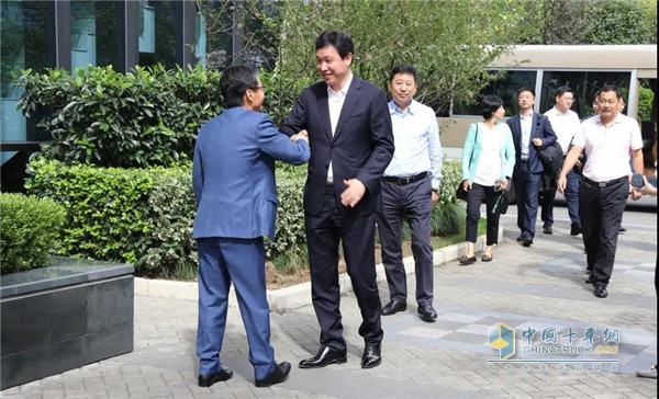 大連副市長(zhǎng)靳國(guó)衛(wèi)一行到訪克諾爾商用車中國(guó)