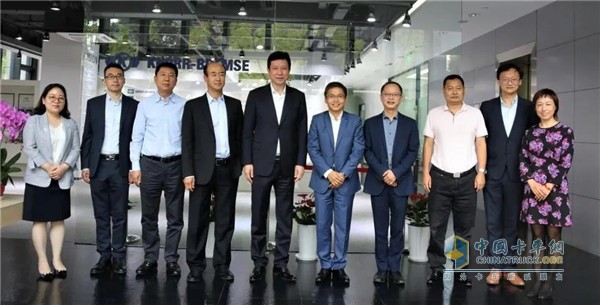 大連副市長(zhǎng)靳國(guó)衛(wèi)一行到訪克諾爾商用車中國(guó)