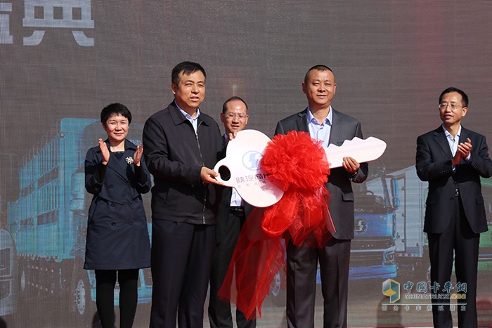 寶雞市委常委、副市長(zhǎng)王寧崗（左）為九洲恒昌副董事長(zhǎng)楊均滔交付金鑰匙