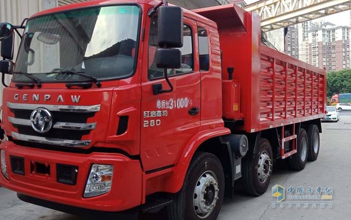 城市道路限高限寬路段日益增多，紅巖杰豹自卸車(chē)行駛自如