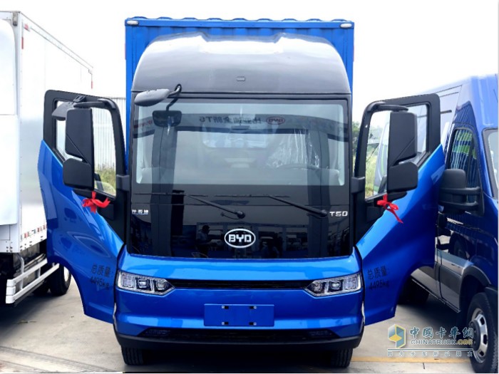 比亞迪全新T5融合了中國傳統(tǒng)元素與歐洲車輛安全標(biāo)準(zhǔn)