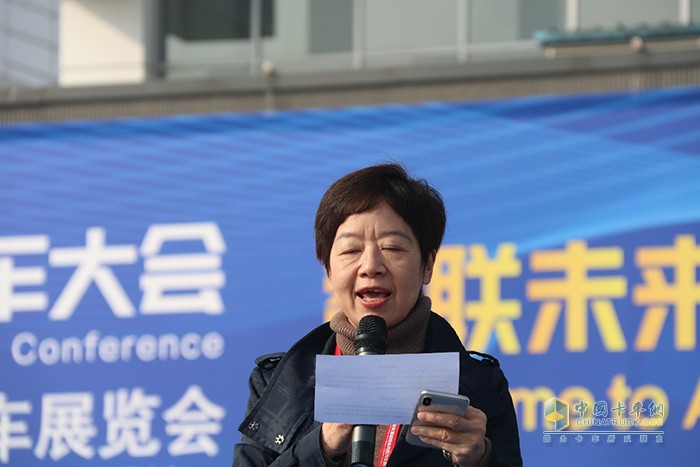 本次大賽裁判長(zhǎng)、重慶大學(xué)博士生導(dǎo)師、汽車(chē)工程系主任鄭玲開(kāi)賽當(dāng)日進(jìn)行宣誓