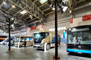 出場(chǎng)便帶來豪華科技盛宴 比亞迪商用車多款新品閃耀北京道路運(yùn)輸車輛展 
