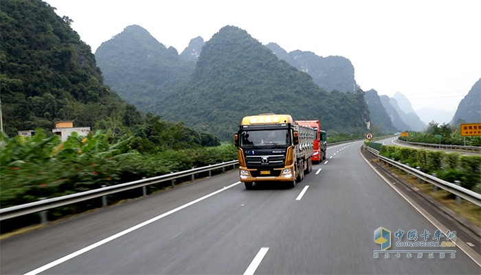 車隊(duì)正在下坡