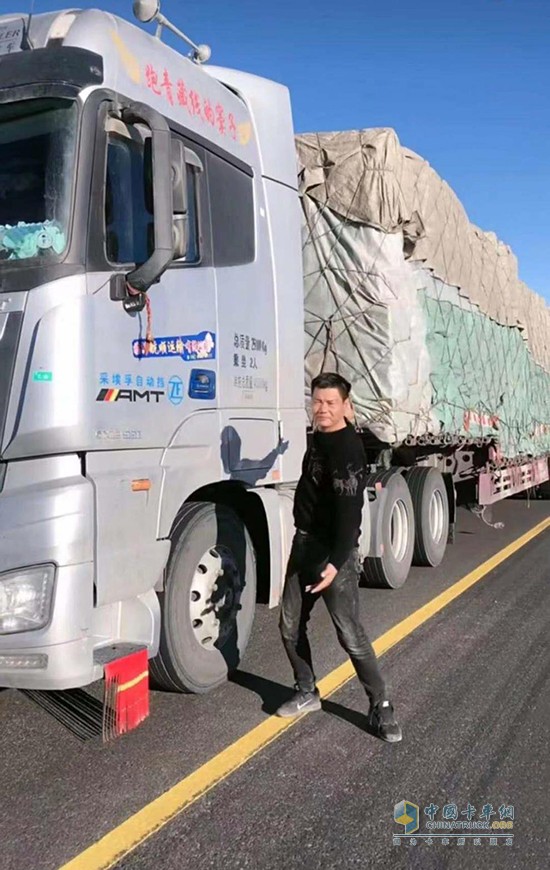 昆侖山腳下，竇向永在自己的歐曼EST愛(ài)車前跳舞健身