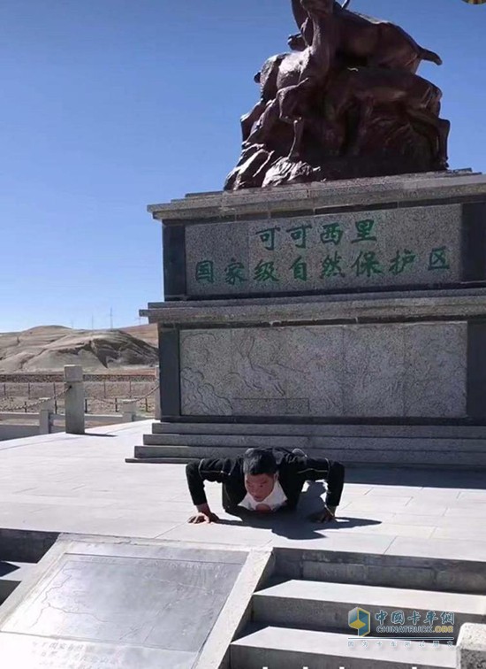 走上昆侖山可可西里，竇向永做幾個(gè)俯臥撐看看身體素質(zhì)