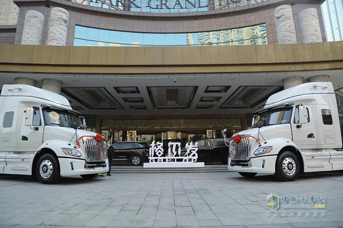 2021江淮格爾發(fā)重卡商務大會會場外