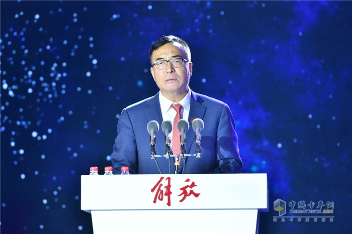 一汽解放總經(jīng)理助理、銷(xiāo)售公司總經(jīng)理、黨委書(shū)記王志才作2020年?duì)I銷(xiāo)工作報(bào)告