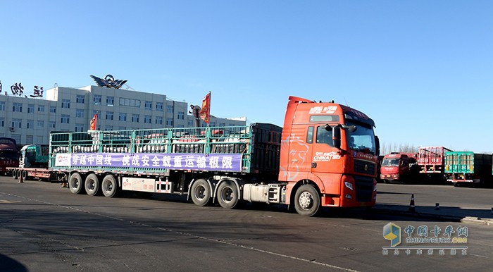卡友在園區(qū)內對新國標掛車進行制動體驗