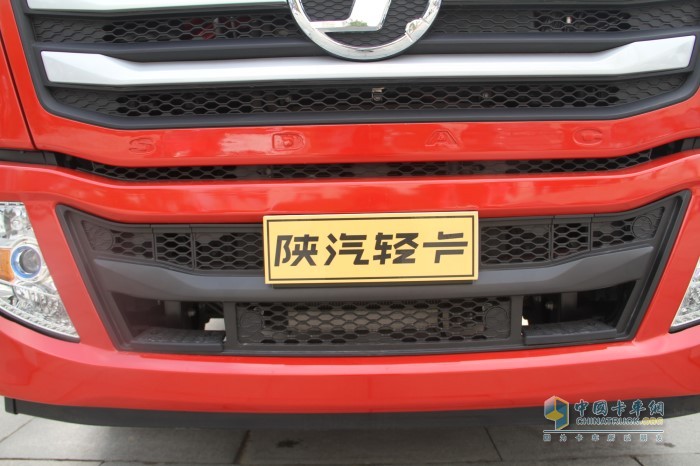 設(shè)有兩個(gè)腳踏位置，方便駕駛員站在上面擦拭車玻璃