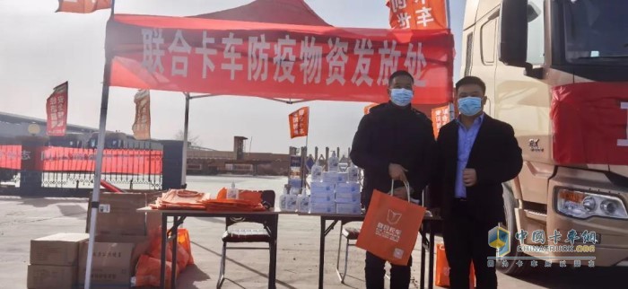 安陽(yáng)市創(chuàng)世汽車(chē)貿(mào)易有限責(zé)任公司總經(jīng)理李文青(右一)