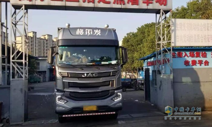 格爾發(fā)A5W承載力很強(qiáng)，每趟能拉80頭生豬，相比同類型車型，裝得更多、跑的更穩(wěn)