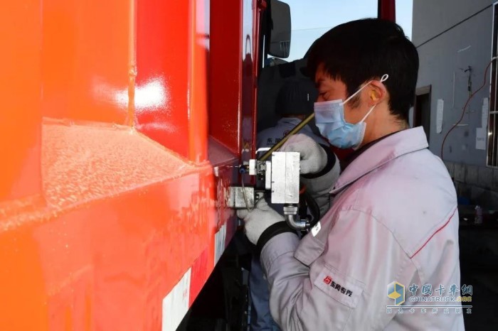 打碼人員熟練地在車輛規(guī)定位置進(jìn)行打碼