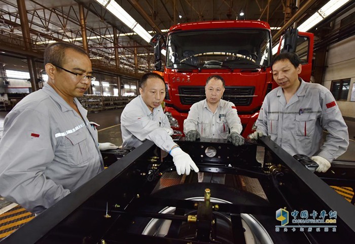 王建清在車(chē)間與同事