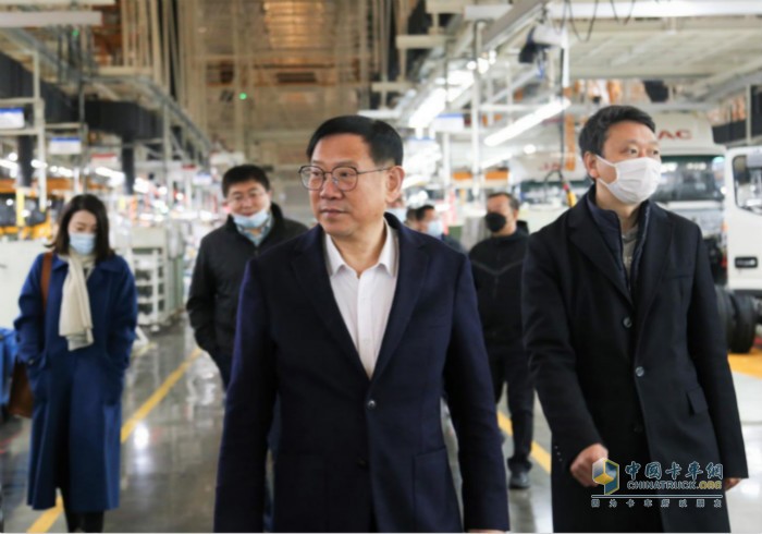 與會(huì)代表一行蒞臨江汽集團(tuán)參觀，開啟價(jià)值品鑒之旅