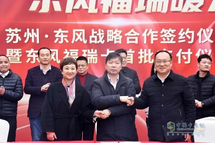 工程車事業(yè)部總經(jīng)理熊繼海，蘇州聯(lián)東汽車銷售服務(wù)有限公司總經(jīng)理曹春芳，客戶代表簽訂《戰(zhàn)略合作協(xié)議》