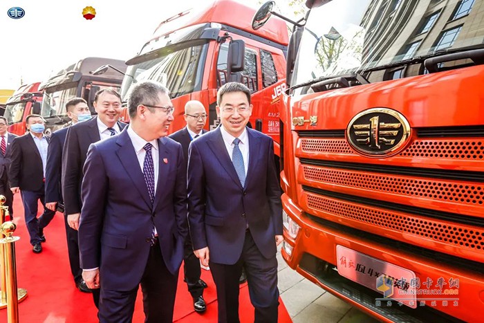 解放領(lǐng)導與中石油領(lǐng)導參觀展車