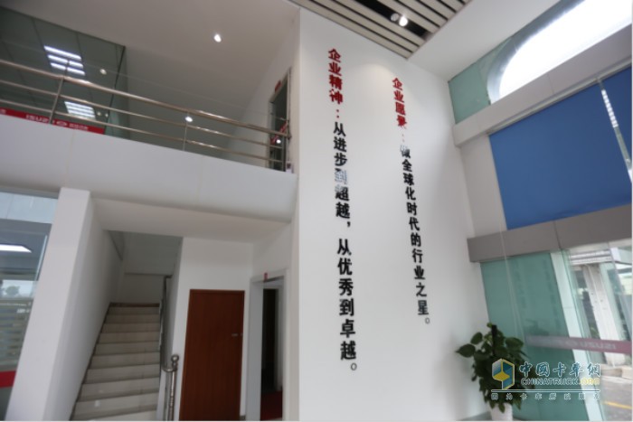 象征著企業(yè)文化的標(biāo)語(yǔ)隨處可見