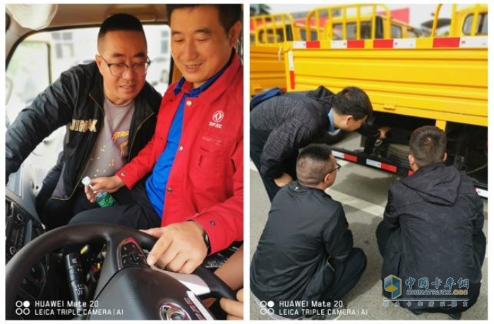 銷售人員給用戶講解車型亮點(diǎn)