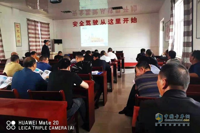 陜西弘毅的技術(shù)人員跨越百里趕赴客戶所在區(qū)域，為公路管理局操駕人員提供業(yè)務(wù)培訓(xùn)