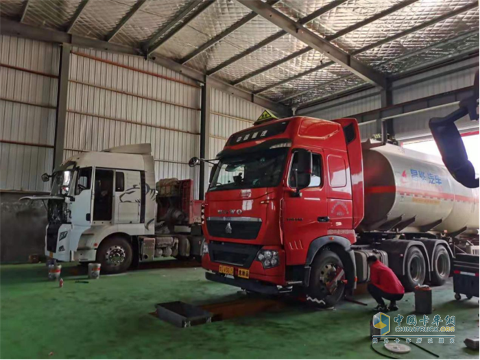 中國重汽  豪沃T7H牽引車