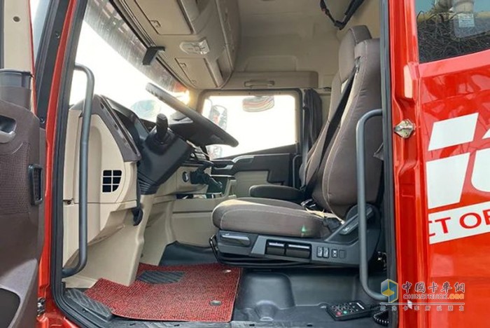 解放青汽JH6，牽引車