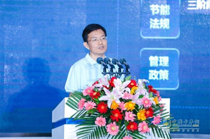福田汽車集團副總經(jīng)理、福田戴姆勒汽車執(zhí)行副總裁宋術(shù)山作《歐曼國六物流裝備解決方案》講解