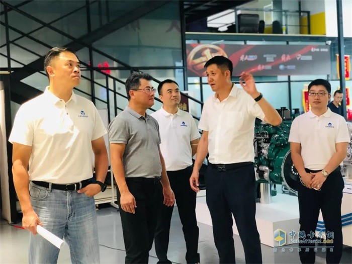 格拉默中國區(qū)商用車總監(jiān)周波及相關領導參觀卡車司機之家