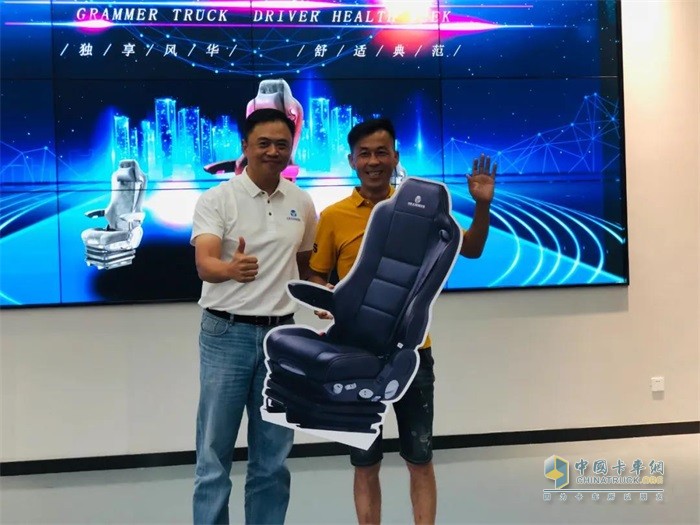 格拉默中國區(qū)商用車總監(jiān)周波為中獎司機頒獎