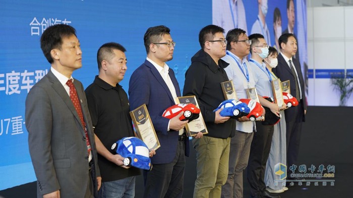 工業(yè)和信息化部裝備工業(yè)發(fā)展中心主任瞿國春、中國國際貿易促進委員會機械行業(yè)分會會長周衛(wèi)東為獲獎企業(yè)和個人頒獎