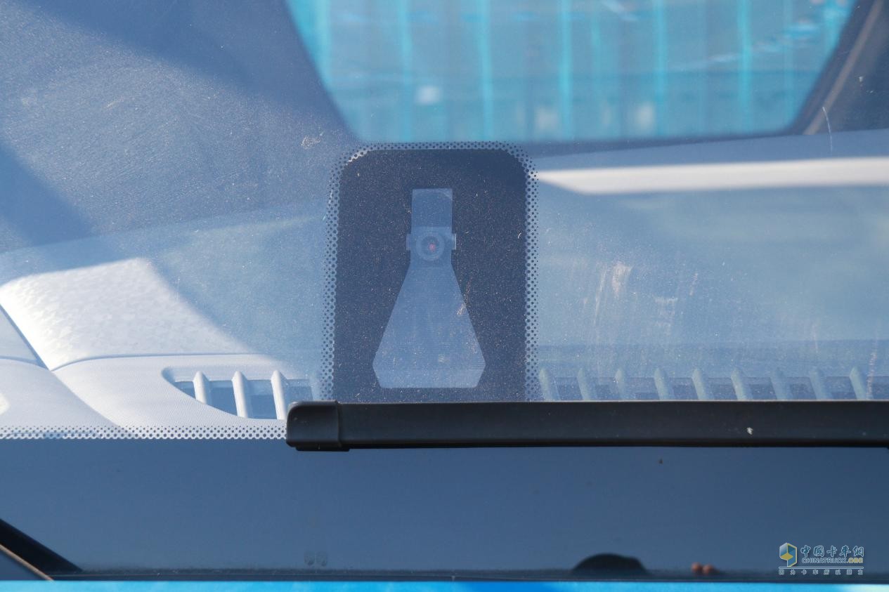 飛碟W7配備有車道偏離預警功能