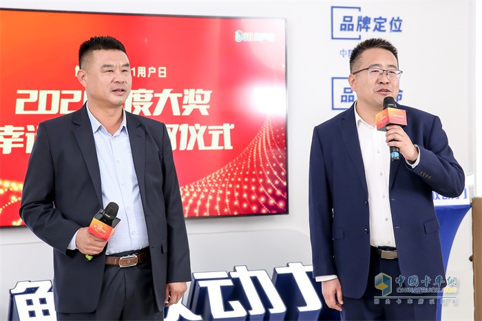 鷹雄匯總會(huì)長謝濤(右)與鷹雄匯總會(huì)副會(huì)長耿開學(xué)(左)抽取第三輪發(fā)動(dòng)機(jī)大獎(jiǎng)