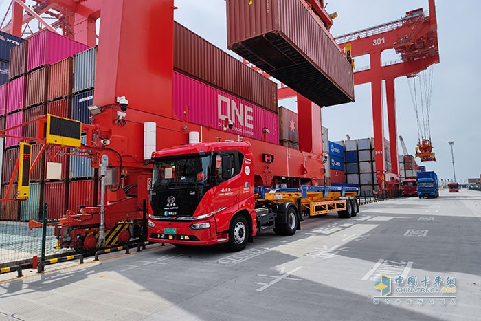 比亞迪純電動(dòng)牽引車(chē)在媽灣港運(yùn)營(yíng)