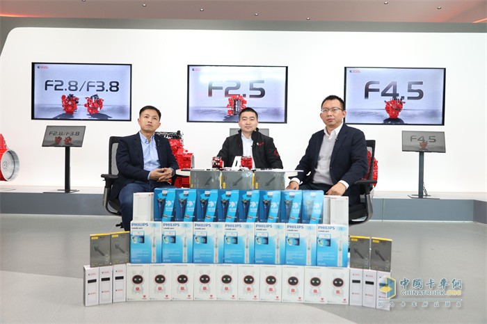 北京會(huì)場：從左起福田康明斯應(yīng)用工程經(jīng)理?xiàng)盍⒉?福田康明斯服務(wù)總監(jiān)伊里亞斯福田康明斯輕型業(yè)務(wù)總監(jiān)鄭祥云