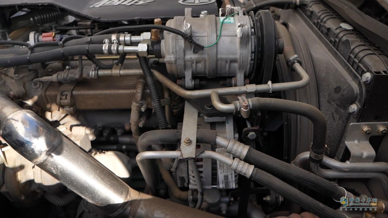 解放領(lǐng)途冷藏車(chē)配備原廠雙空調(diào)支架、24V*100A大功率電機(jī)