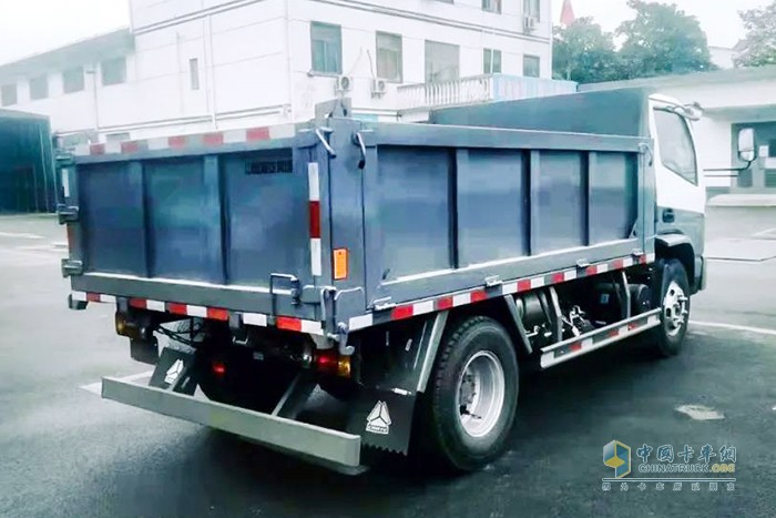 中國(guó)重汽成都商用車 地庫(kù)小自卸車 客戶交車儀式