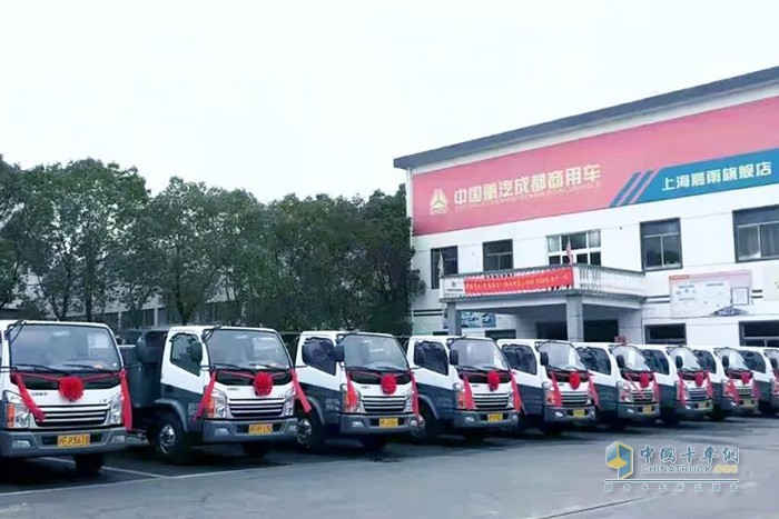 中國(guó)重汽成都商用車 地庫(kù)小自卸車 客戶交車儀式