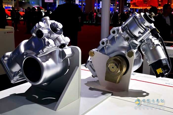 2021上海車(chē)展，博世集團(tuán)展出了2款轉(zhuǎn)向產(chǎn)品：RB-Servocom ECO(精益節(jié)能型)液壓轉(zhuǎn)向機(jī)（左）、Servotwin?Gen3電液混合助力轉(zhuǎn)向機(jī)（右）