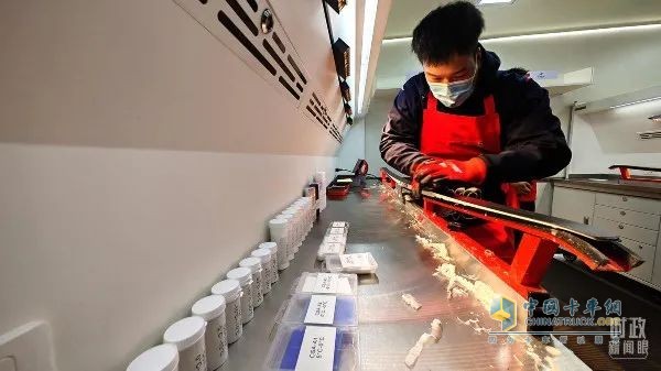 工作人員正在給雪板上蠟。(總臺(tái)央視記者彭漢明拍攝)