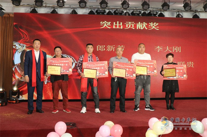 一汽解放營銷總部市場部部長，高級主任師趙安慶(左一)現(xiàn)場頒發(fā)“突出貢獻獎”