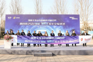 領(lǐng)航卡車與中國郵政戰(zhàn)略攜手  首批25臺領(lǐng)航·藍牛王冷藏車交付