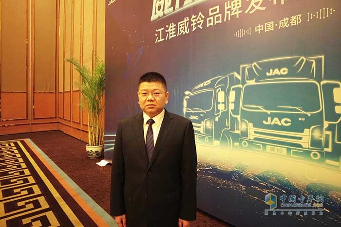 卡車(chē)網(wǎng)記者在與四川江淮公司副總經(jīng)理、營(yíng)銷(xiāo)公司總經(jīng)理孫亮