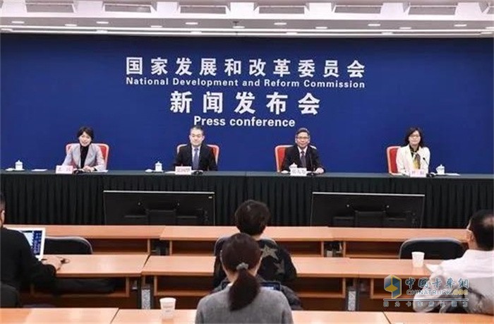 日前，國家發(fā)展改革委印發(fā)《“十四五”現(xiàn)代流通體系建設規(guī)劃》(以下簡稱《規(guī)劃》)。規(guī)劃提到，到2025年，現(xiàn)代流通體系加快建設，商品和資源要素流動更加順暢，商貿、物流設施更加完善，國內外流通網絡和服務體系更加健全，流通業(yè)態(tài)模式更加豐富多元，流通市場主體更具活力，