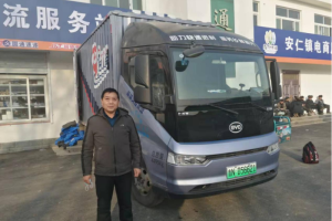 路人側(cè)目的比亞迪T5D 給安仁鎮(zhèn)吹起了別樣的風(fēng)