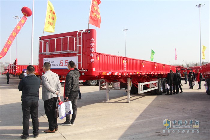 華興車(chē)輛 5.5噸超強(qiáng)鋼 側(cè)翻自卸半掛車(chē)