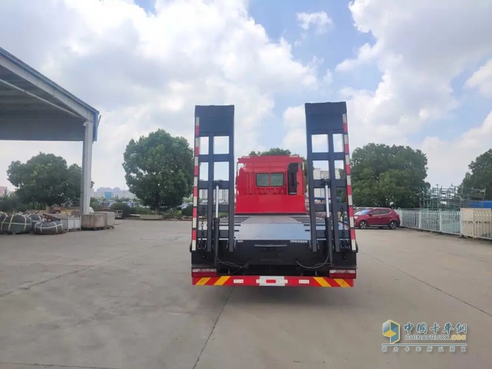 江淮格爾發(fā)K5W 8×4挖掘機運輸車