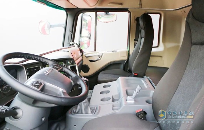 江淮格爾發(fā)K5W 8×4挖掘機運輸車
