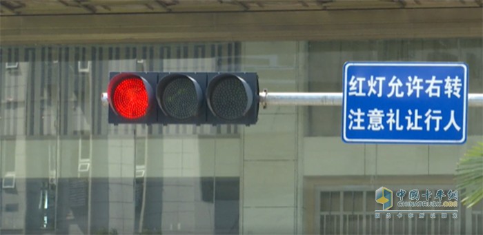 交通信號(hào)燈 路口右轉(zhuǎn) 正確方式