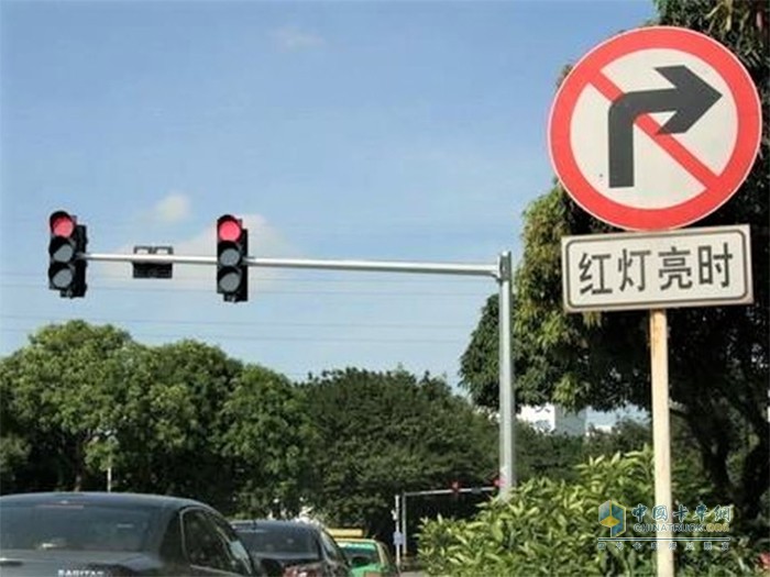 交通信號(hào)燈 路口右轉(zhuǎn) 正確方式