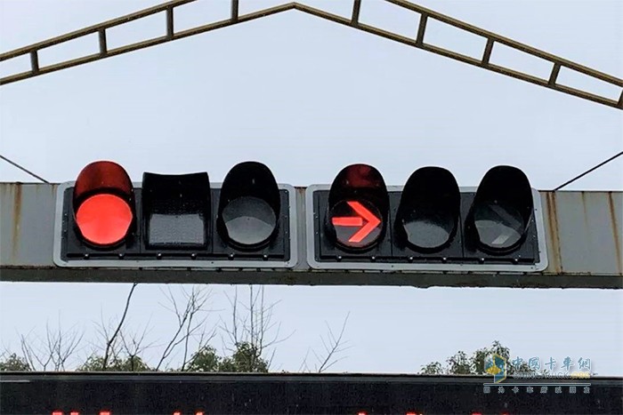 交通信號(hào)燈 路口右轉(zhuǎn) 正確方式